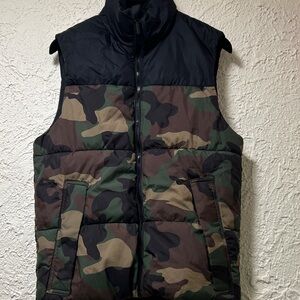 H&M Men’s L.O.G.G.Black & Green Camouflage Puffer VEST Size XS only NEW with TAG